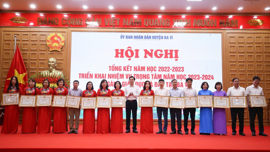 Lãnh đạo huyện Ba Vì trao thưởng cho các tập thể, cá nhân có thành tích xuất sắc trong năm học vừa qua. 