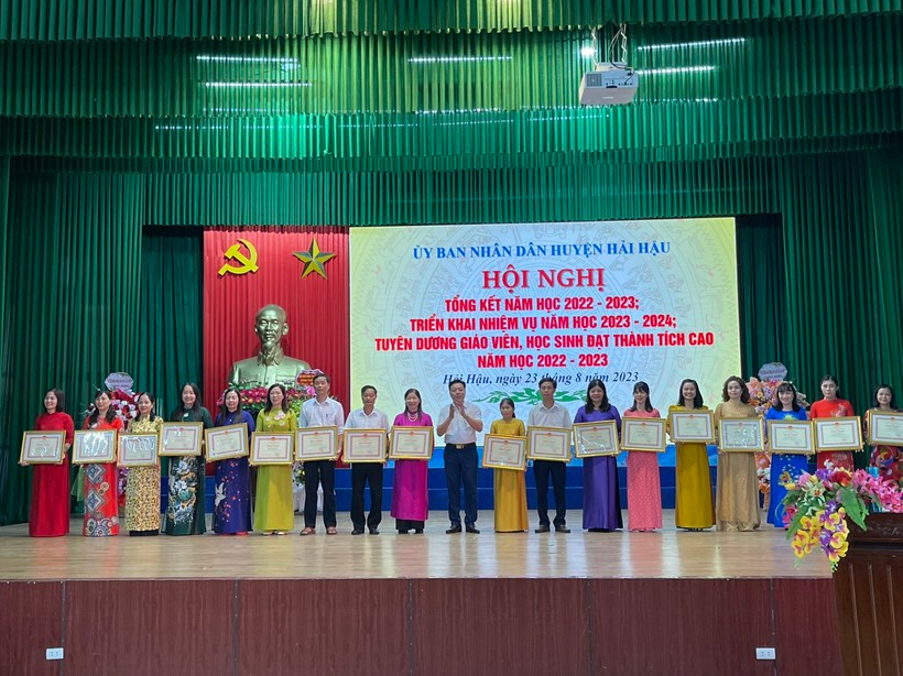 Các đơn vị tiêu biểu trong năm học 2022-2023 được lãnh đạo tỉnh Nam Định, UBND huyện Hải Hậu khen thưởng.