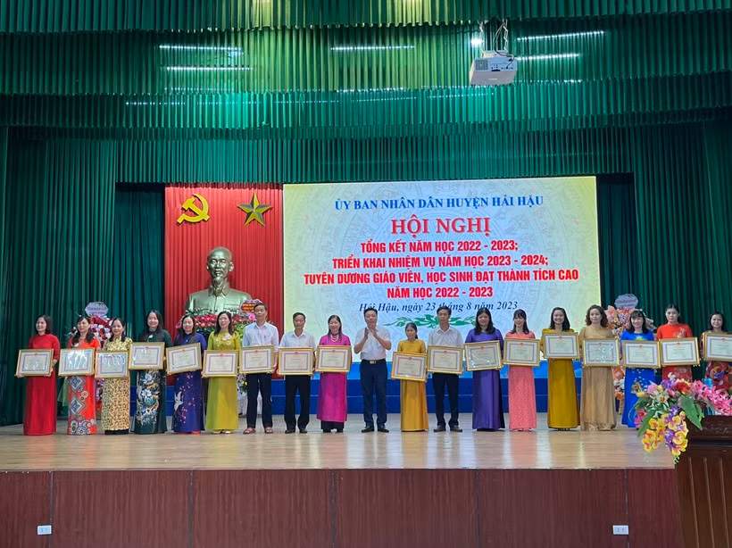 Các đơn vị tiêu biểu trong năm học 2022-2023 được lãnh đạo tỉnh Nam Định, UBND huyện Hải Hậu khen thưởng.