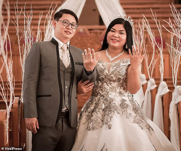 Đến giờ cắt bánh cưới, cô dâu ngã ngửa khi thấy toàn là thứ này bên trong, ngày vui biến thành ngày buồn nhất cuộc đời - Ảnh 1. Đến giờ cắt bánh cưới, cô dâu ngã ngửa khi thấy toàn là thứ này bên trong, ngày vui biến thành ngày buồn nhất cuộc đời - Ảnh 1.