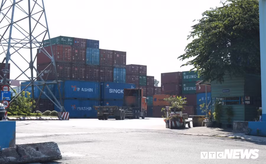 Container va xe tai lon 