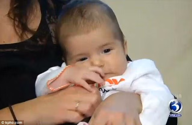 dot nhien nghe am thanh la giua dem, nguoi me di theo vao phong con thi tim nhu ngung dap - 3