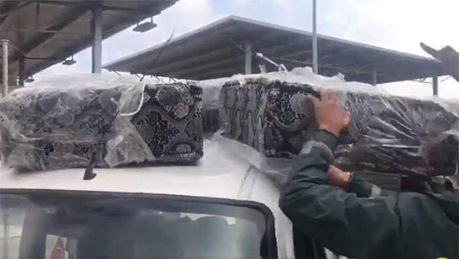 Thấy tấm đệm kỳ lạ, phát hiện sự thật bên trong không tin nổi Thay tam dem ky la, phat hien su that ben trong khong tin noi