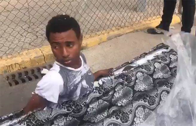 Thấy tấm đệm kỳ lạ, phát hiện sự thật bên trong không tin nổi - Hình 2 Thay tam dem ky la, phat hien su that ben trong khong tin noi-Hinh-2