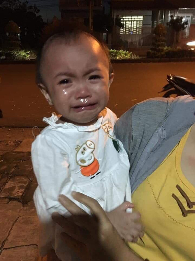 Bình Phước: Bé gái 14 tháng tuổi khóc thét khi bị mẹ bỏ rơi, kèm theo tờ giấy nhờ người khác nuôi hộ - Ảnh 1. Bình Phước: Bé gái 14 tháng tuổi khóc thét khi bị mẹ bỏ rơi, kèm theo tờ giấy nhờ người khác nuôi hộ - Ảnh 1.
