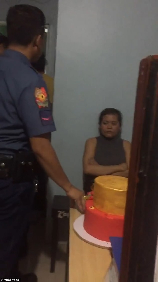Đến giờ cắt bánh cưới, cô dâu ngã ngửa khi thấy toàn là thứ này bên trong, ngày vui biến thành ngày buồn nhất cuộc đời - Ảnh 4. Đến giờ cắt bánh cưới, cô dâu ngã ngửa khi thấy toàn là thứ này bên trong, ngày vui biến thành ngày buồn nhất cuộc đời - Ảnh 4.