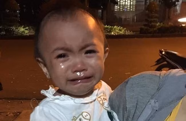 Thương cảm bé gái 14 tháng tuổi khóc thét khi bị mẹ bỏ rơi kèm tờ giấy 