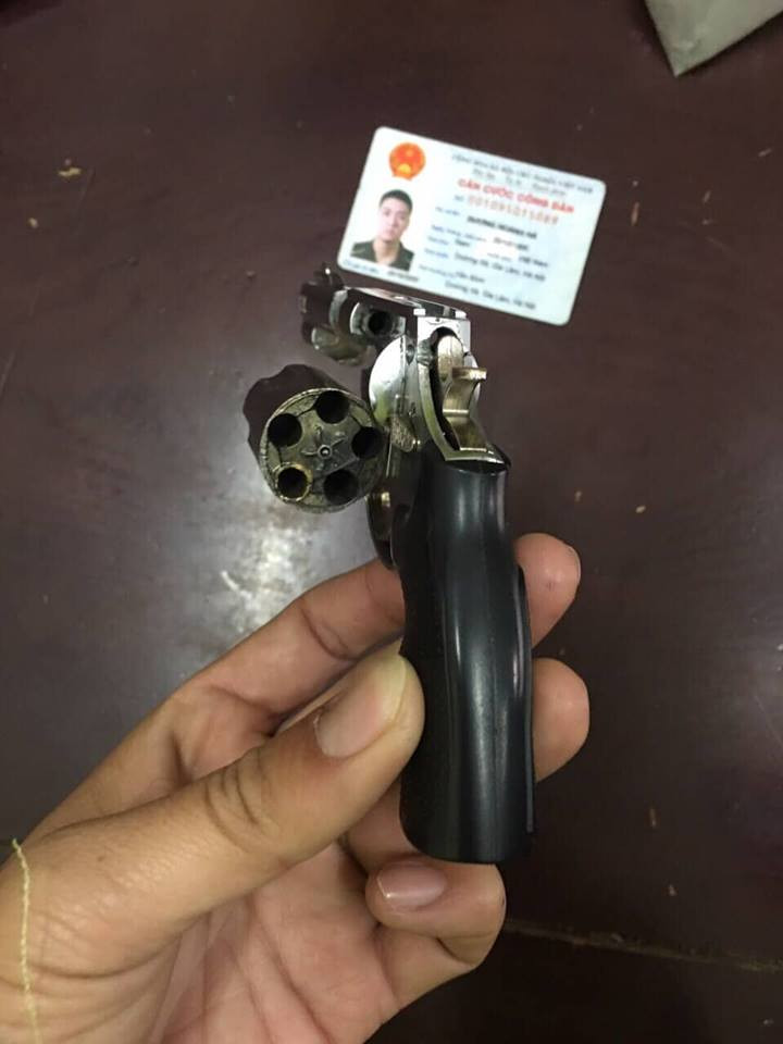 Khẩu súng mà Hà mang theo bị cảnh sát thu giữ. Khẩu súng mà Hà mang theo bị cảnh sát thu giữ.