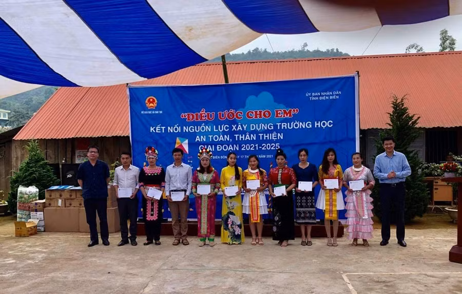 Ông Nguyễn Ngọc Ân (ngoài cùng bên trái) - PCT Công đoàn Giáo dục Việt Nam và ông Trịnh Xuân Hiếu (ngoài cùng bên phải), Vụ trưởng Vụ Thi đua - Khen thưởng, Bộ GD&amp;ĐT trao quà động viên giáo viên có hoàn cảnh khó khăn tại Điện Biên Đông.