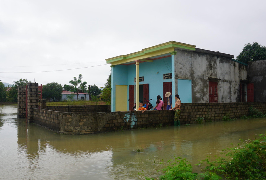 Ngập úng gây đảo lộn cuộc sống của người dân.