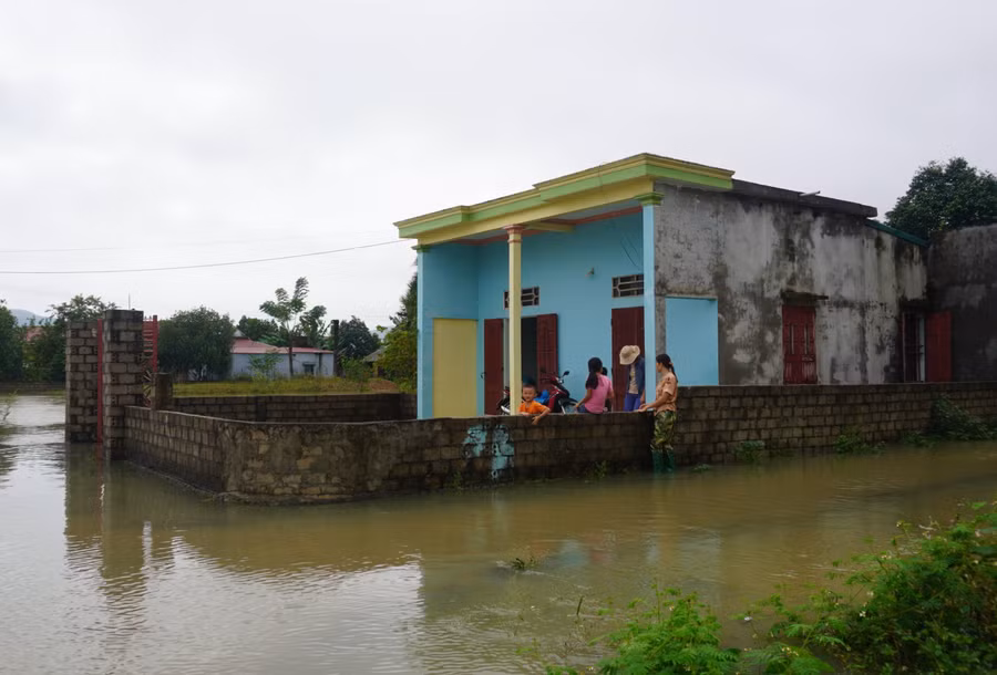 Ngập úng gây đảo lộn cuộc sống của người dân.