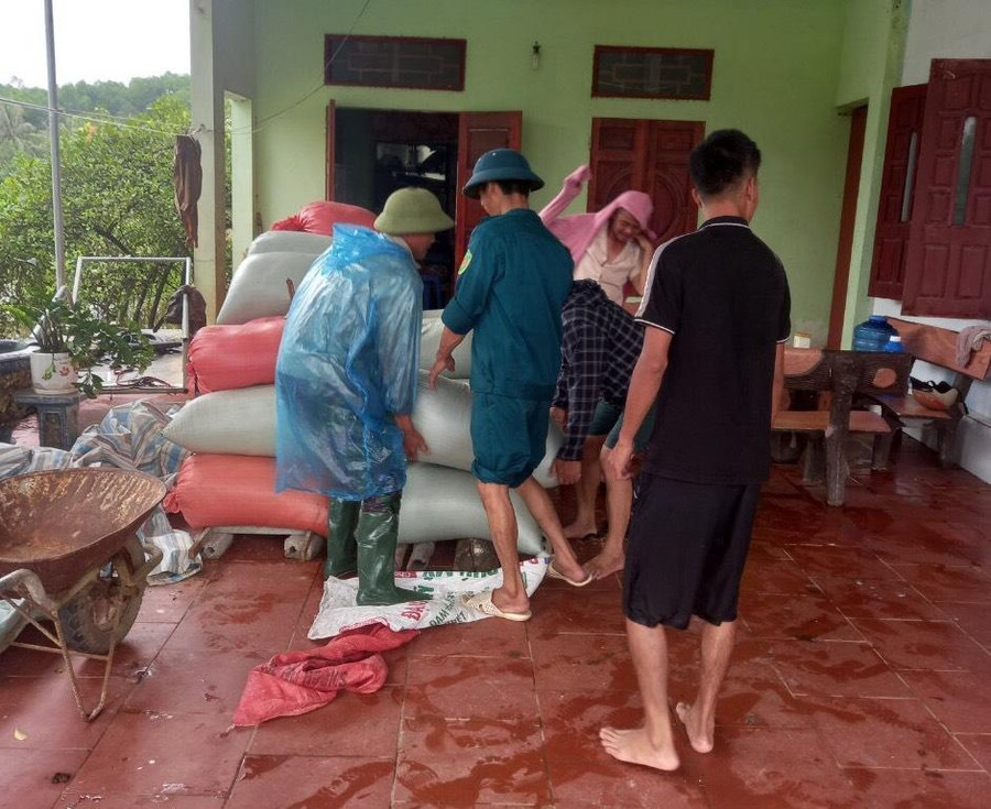 Dân vất vả di dời đồ đạc.