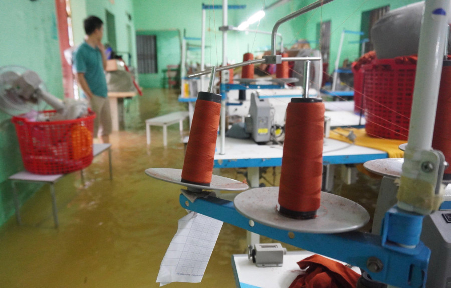 Nước ngập vào một nhà máy may...