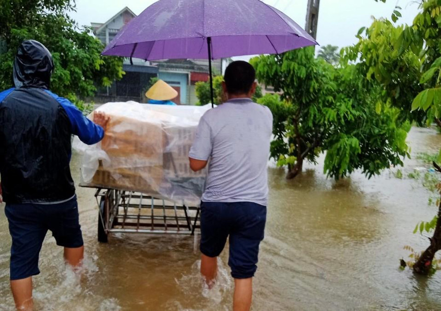 Người dân bì bõm trong nước.