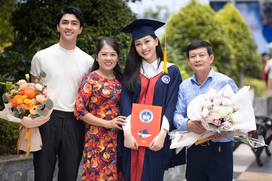 Nàng hậu xuất hiện rạng rỡ trong ngày tốt nghiệp cùng bố mẹ và bạn trai - diễn viên Bình An.