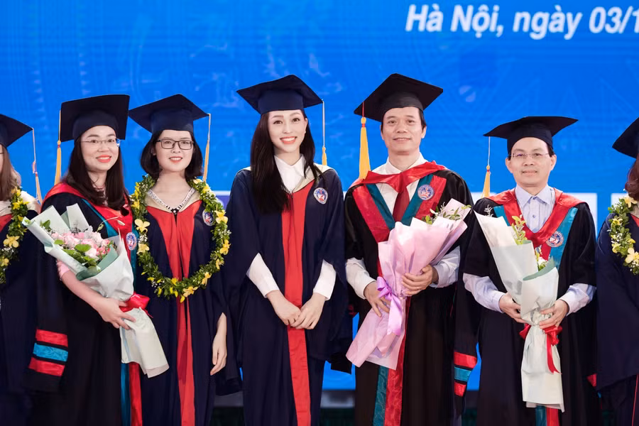 Á hậu Phương Nga tốt nghiệp đại học thành tích khủng ảnh 1
