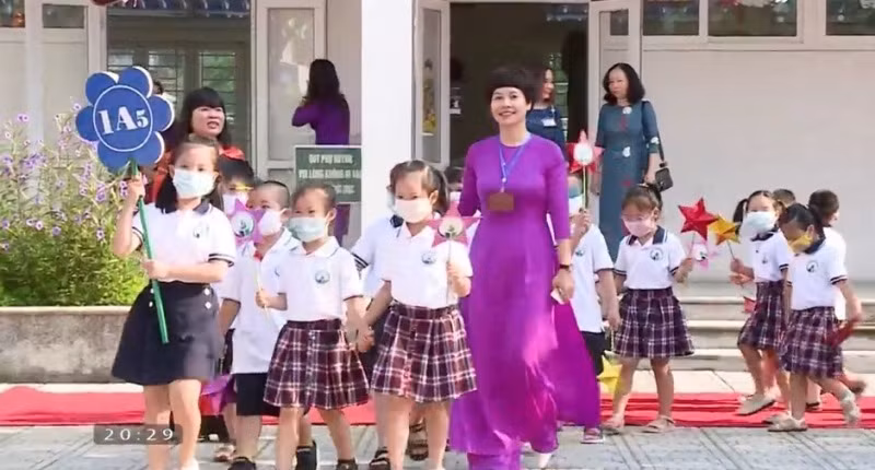Cô giáo Phạm Phương Tri trong lễ đón học sinh lớp 1, trường Tiểu học Ngọc Khánh năm học 2020 - 2021