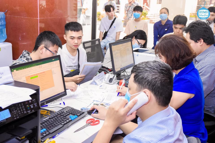 Tân sinh viên trường ĐH Mỏ - Địa chất sôi động nhập học.