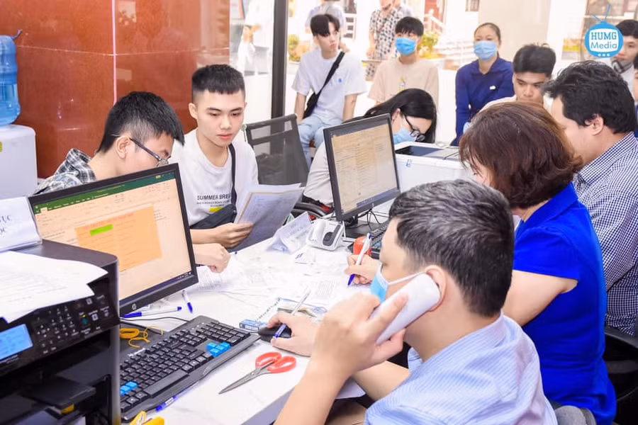 Tân sinh viên trường ĐH Mỏ - Địa chất sôi động nhập học.