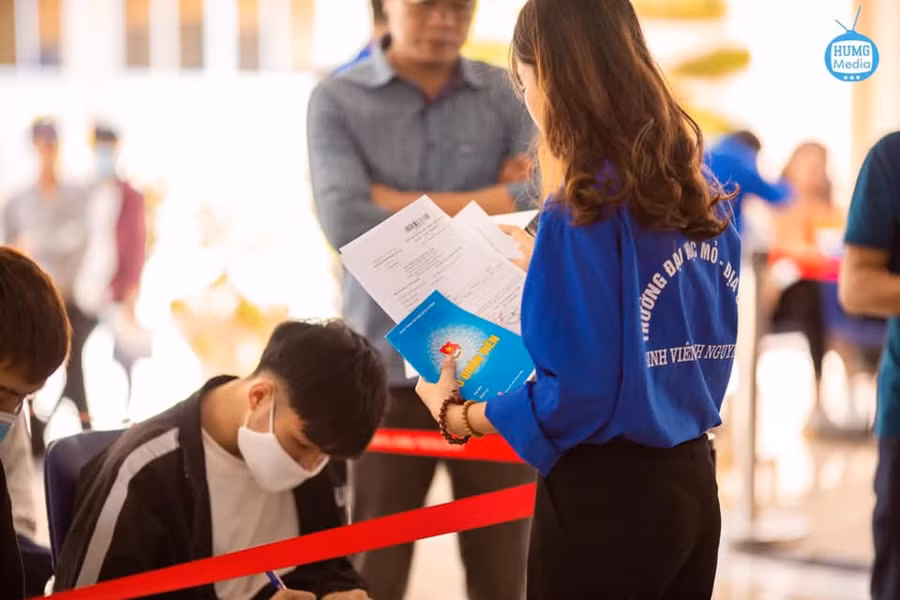 Tân sinh viên hào hứng lên Thủ đô nhập học ảnh 7