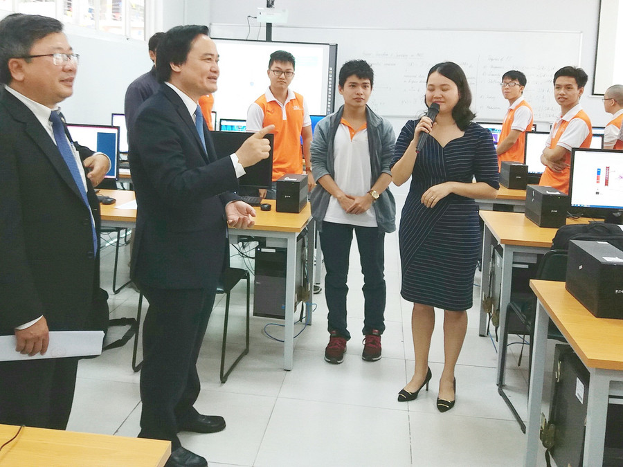 Bộ trưởng Phùng Xuân Nhạ gặp gỡ và nói chuyện với sinh viên Trường ĐH Việt Đức