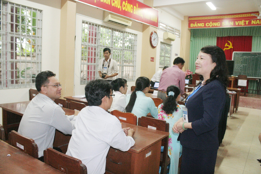 Thứ trưởng Nguyễn Thị Nghĩa thăm hỏi, động viên cán bộ làm công tác thi tại tỉnh Tiền Giang.