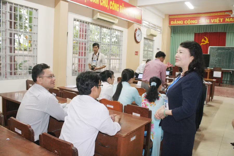 Thứ trưởng Nguyễn Thị Nghĩa thăm hỏi, động viên cán bộ làm công tác thi tại tỉnh Tiền Giang. Thứ trưởng Nguyễn Thị Nghĩa thăm hỏi, động viên cán bộ làm công tác thi tại tỉnh Tiền Giang.