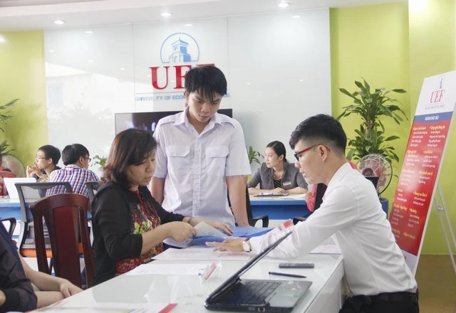 Phụ huynh và học sinh tìm hiểu thông tin xét tuyển vào UEF năm 2018 