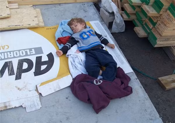 Quá siêu: Mẹ đơn thân tự xây nhà cực đẹp theo... video trên mạng!