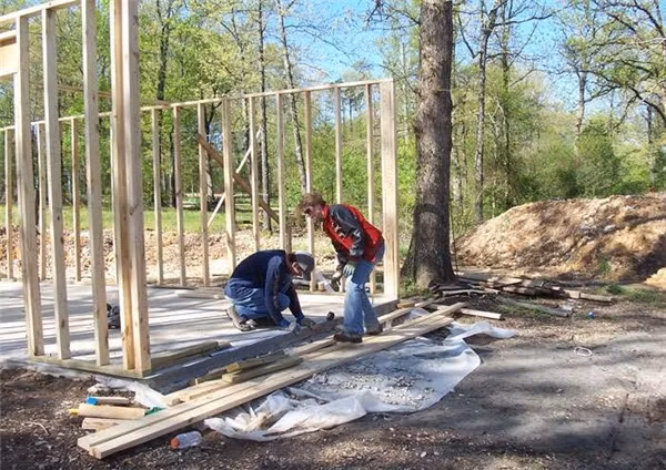 Họ tìm hiểu làm thế nào để xây dựng một khung nhà tổng thể: Làm thế nào để đổ bê tông; Làm thế nào để xây gạch; Làm thế nào để phối hợp?