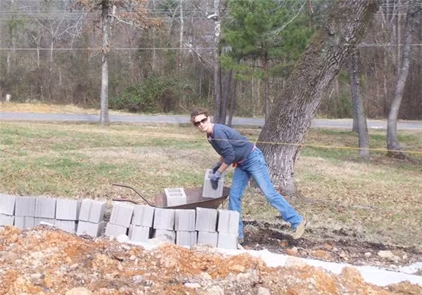 Quá siêu: Mẹ đơn thân tự xây nhà cực đẹp theo... video trên mạng!