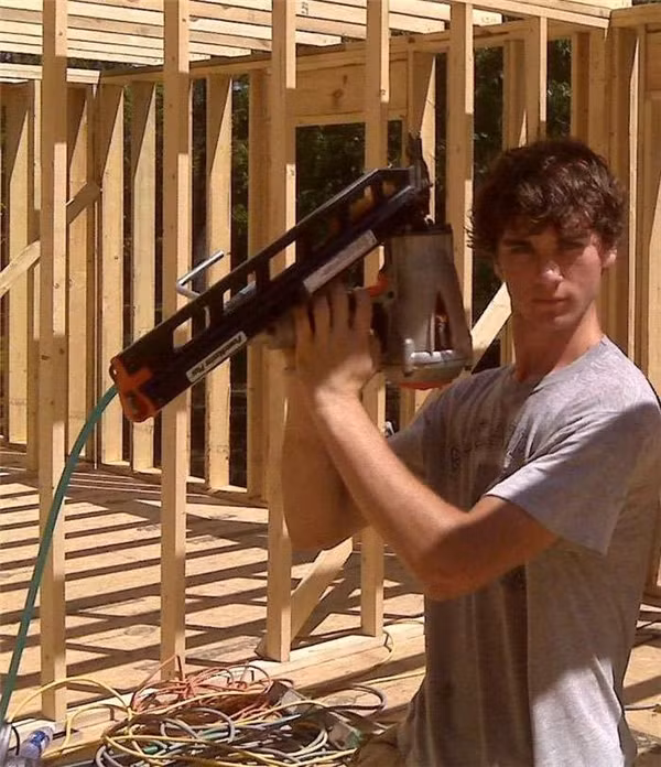 Quá siêu: Mẹ đơn thân tự xây nhà cực đẹp theo... video trên mạng!