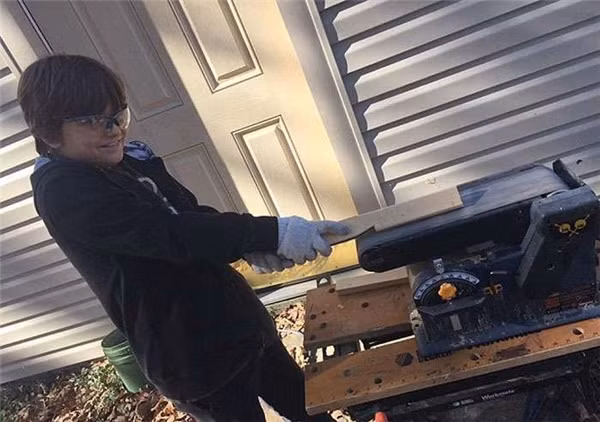 Quá siêu: Mẹ đơn thân tự xây nhà cực đẹp theo... video trên mạng!