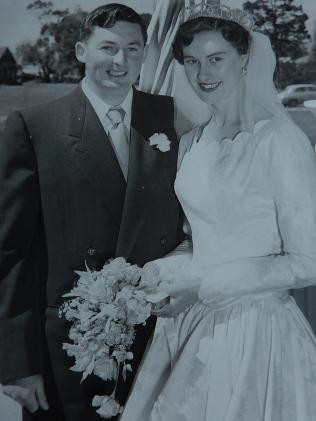 hai-anh-em-yeu-mot-co-gai-va-cau-chuyen-tinh-60-nam-1