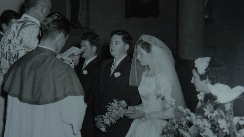 hai-anh-em-yeu-mot-co-gai-va-cau-chuyen-tinh-60-nam