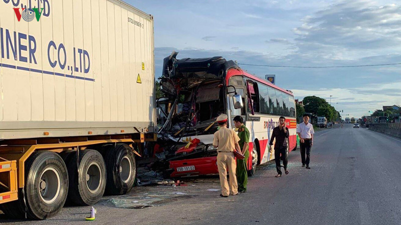 xe cho du khach gap nan o nghe an: chuyen cac nan nhan ra ha noi hinh 1
