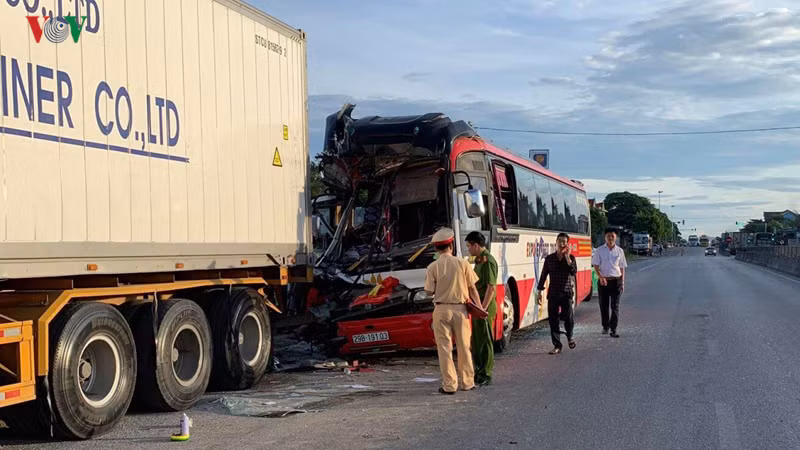 xe cho du khach gap nan o nghe an: chuyen cac nan nhan ra ha noi hinh 1