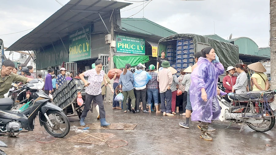 Đằng sau vẻ nhộn nhịp mua bán là nỗi lo nơm nớp của nhiều tiểu thương.