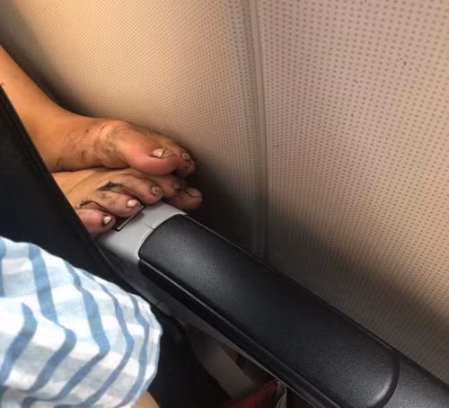 Thế nào thì sao mà không khó chịu được chứ.