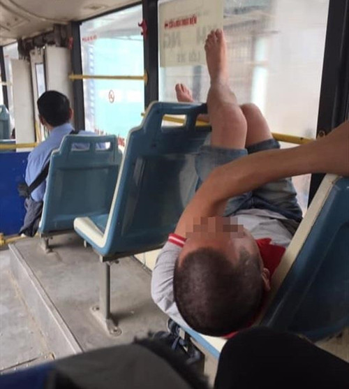 Chân ải chân ai??? ảnh 5 Xe buýt công cộng chứ đâu phải xe giường nằm.