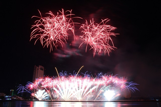 Những tràng pháo tay không ngớt dành cho đại diện nước Anh.