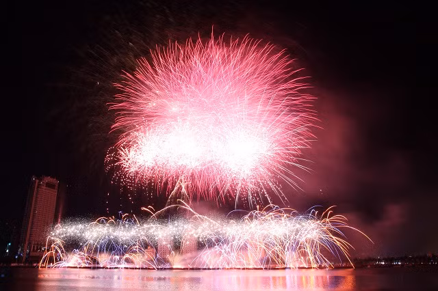 Việc sử dụng ca khúc của Mỹ Tâm như một lời chào thân mật gửi đến khán giả Việt.