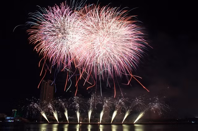 Phát huy lợi thế của mình, màn chào sân bằng những giai điệu bùng nổ thu hút khán giả.