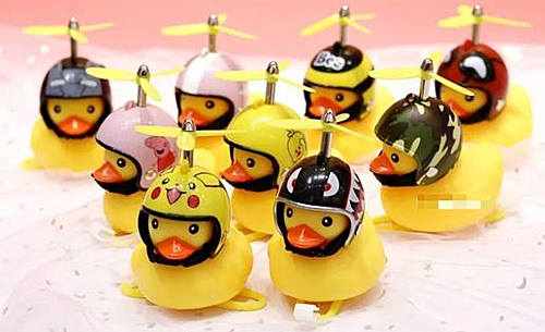 Vịt chong chóng từ Trung Quốc là món đồ chơi bán rất chạy. Vịt chong chóng là món đồ chơi bán khá chạy.