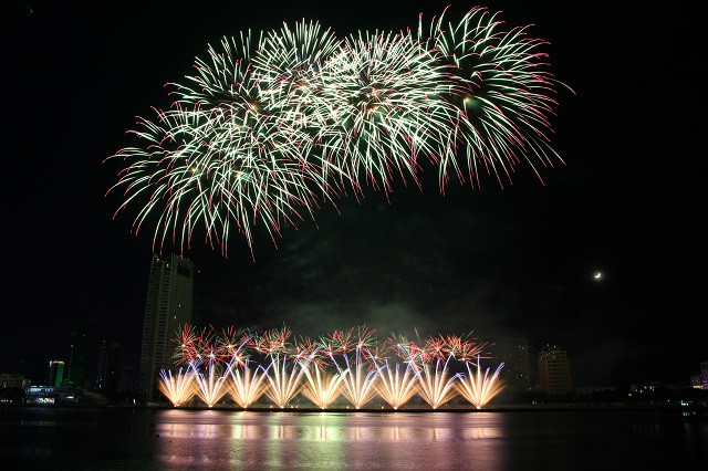 Pháo hoa đội Anh mở màn đêm chung kết.