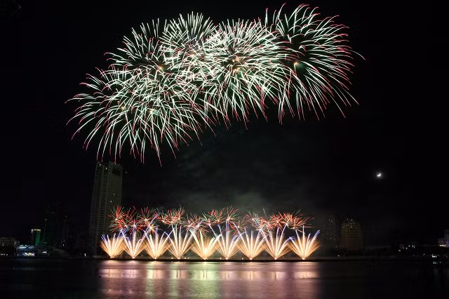 Pháo hoa đội Anh mở màn đêm chung kết.