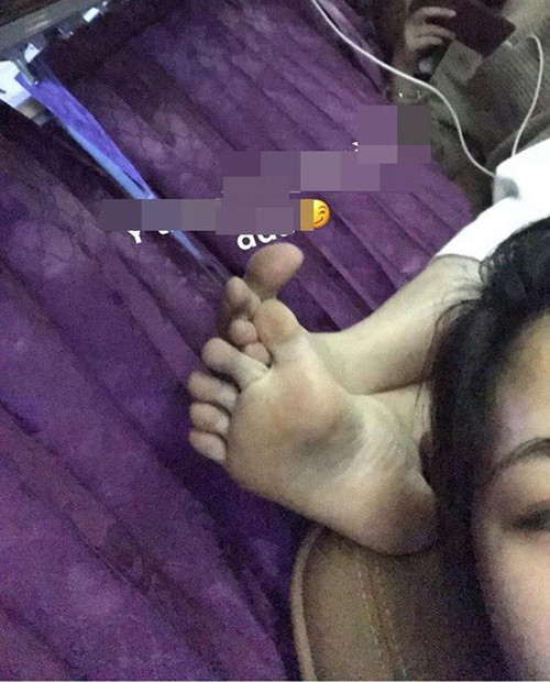 Chân ải chân ai??? ảnh 2 Thế này thì sao mà ngủ được?