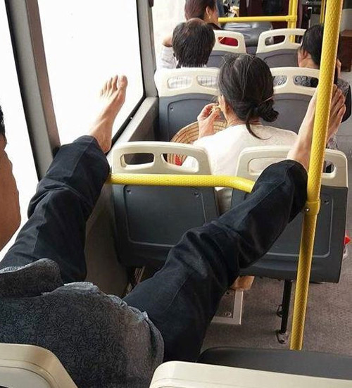 Chân ải chân ai??? ảnh 7 Vô tư như ở nhà.