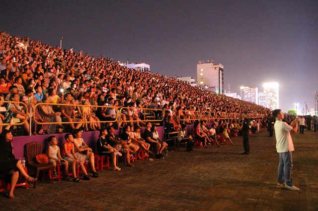 Rất đông khán giả ngồi chật kín khán đài, thưởng thức những màn pháo hoa đặc sắc.