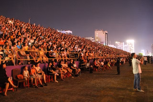 Rất đông khán giả ngồi chật kín khán đài, thưởng thức những màn pháo hoa đặc sắc.
